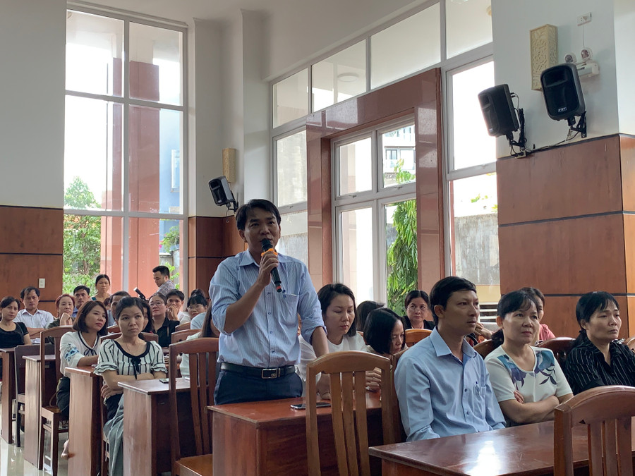 Một cử tri đặt câu hỏi tại hội nghị Một cử tri đặt câu hỏi tại hội nghị