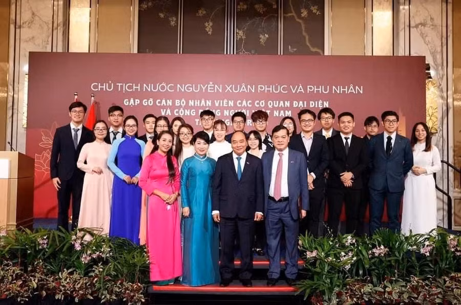 Thúy Quỳnh (bên trái hàng 2) – thủ lĩnh năng động của các hoạt động sinh viên tại Singapore.