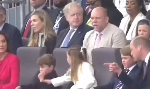 Charlotte nhắc nhở em không mút tay (ảnh: NC).