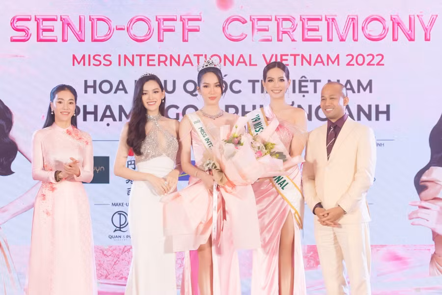 Á hậu Tường San - đại diện của Việt Nam tại Miss International 2019 trao lại sash cho Á hậu Phương Anh.