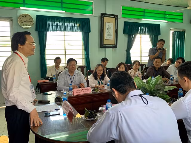 Bộ trưởng Bộ GD&ĐT Phùng Xuân Nhạ- Trưởng ban chỉ đạo thi kỳ thi THPT Quốc gia 2019 phát biểu tại buổi làm việc với Ban chỉ đạo thi tỉnh Long An