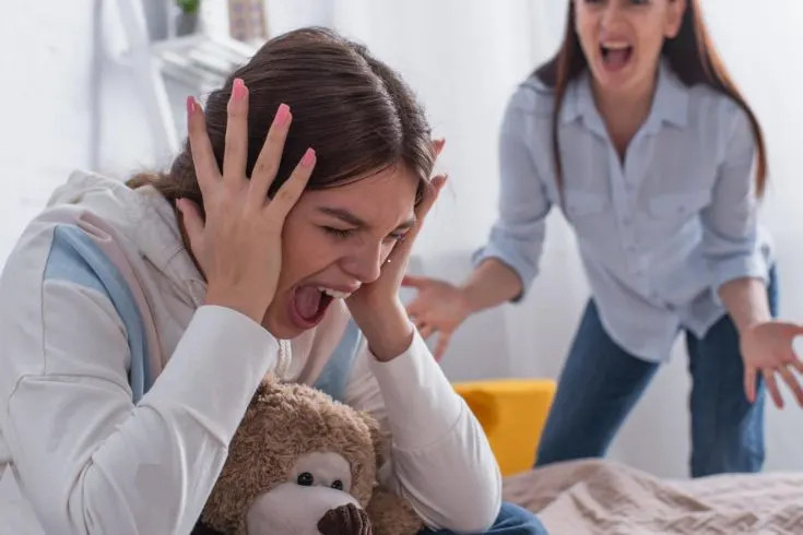 Thực tế là cha mẹ có quyền bắt con cái phải xin lỗi, nhưng không nên ép con làm điều đó khi không thực sự biết chúng đã làm gì sai. (Ảnh: ITN).