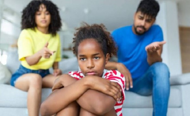 Cha mẹ không nên ép con nói dối vì bất cứ lý do gì. (Ảnh: ITN).