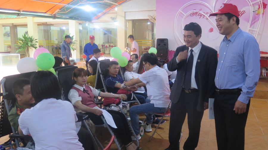 Ông Lê Văn Quý, PCT UBND tỉnh Điện Biên (Thứ hai bên phải): “Mỗi người chúng ta hãy thể hiện tình yêu thương, trách nhiệm với cộng đồng bằng cách tham gia hiến máu tình nguyện”