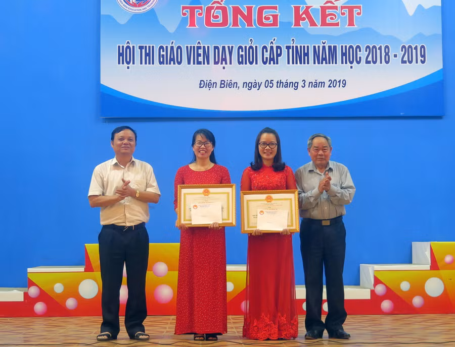 Đại diện Sở GD&ĐT, Hội khuyến học tỉnh Điện Biên trao thưởng cho các giáo viên đạt giải nhất trong hội thi