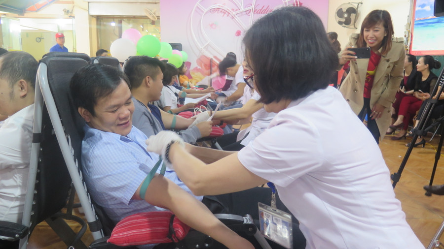 Nhiều lãnh đạo các Sở, Ngành của tỉnh Điện Biên tham gia hiến máu tình nguyện