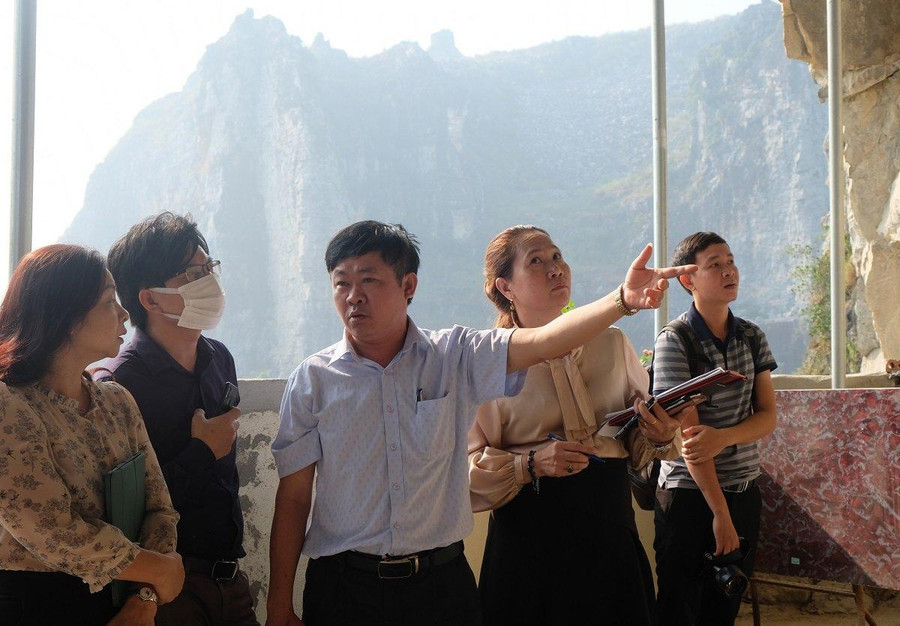 Cơ quan chức năng kiểm tra thực trạng chùa Quan Thánh bị xâm hại.