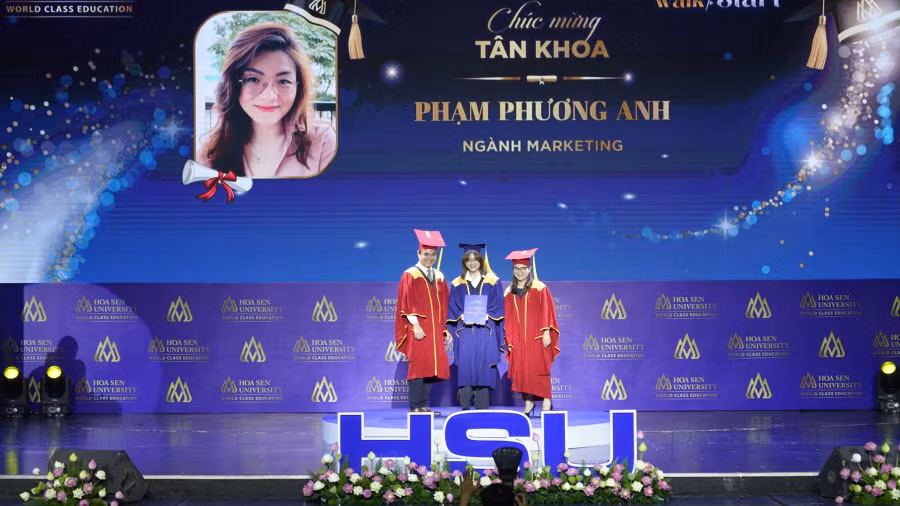 Một tân thủ khoa trong ngày vui tốt nghiệp của mình