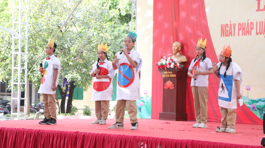 Các em học sinh trong trang phục tuyên truyền về biển báo giao thông ngay trên sân khấu. Các em học sinh trong trang phục tuyên truyền về biển báo giao thông ngay trên sân khấu.