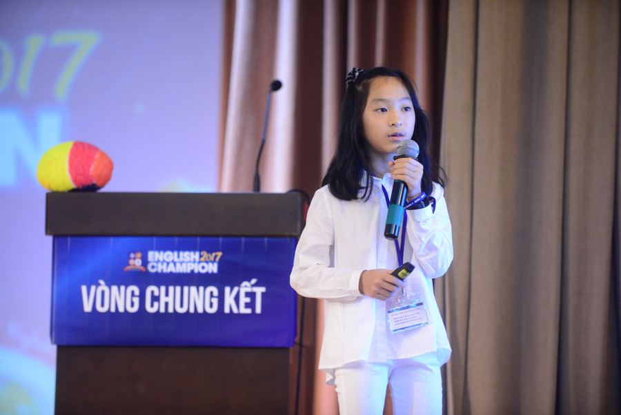 Trần Tiểu Băng - Học sinh lớp 4 Trường Tiểu học Nguyễn Bỉnh Khiêm tại phần thi hùng biện