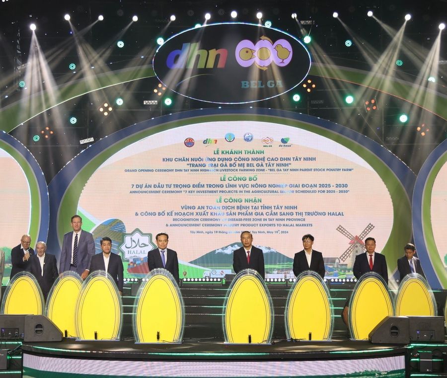 Các đại biểu tham dự sự kiện ấn nút Khánh thành và công bố các dự án tại tỉnh Tây Ninh.
