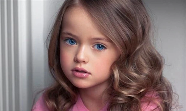 Cô bé Kristina Pimenova nổi tiếng toàn thế giới nhờ vẻ ngoài quá đỗi xinh đẹp.