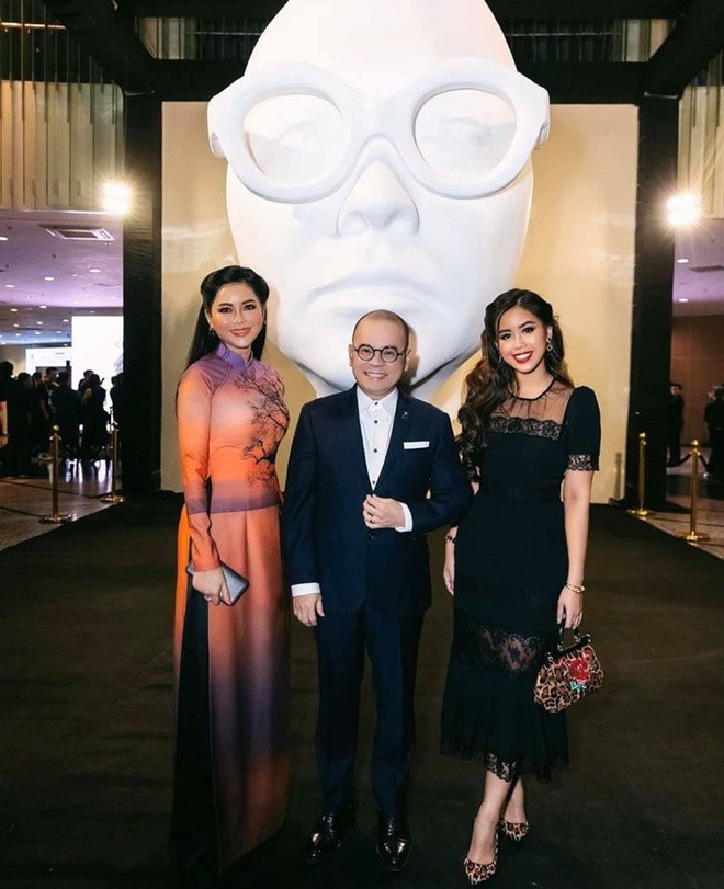 Gần 50 tuổi, mẹ chồng quyền lực của Hà Tăng vẫn tươi trẻ và sành điệu ảnh 10