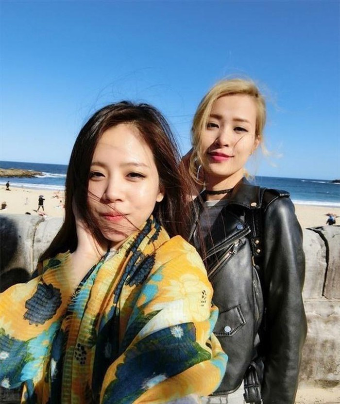 Tình cảm chị dâu em chồng cực thân thiết của Đông Nhi và Ông Thoại Liên ảnh 6