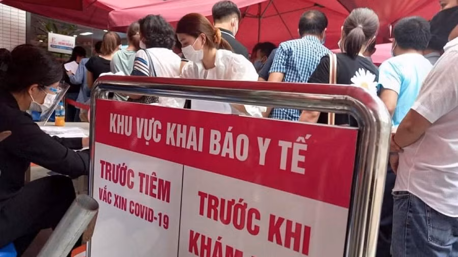 Số lượng người chen chúc chờ tiêm vắc xin phòng Covid-19 không đảm bảo khoảng cách tối thiểu 2 mét.