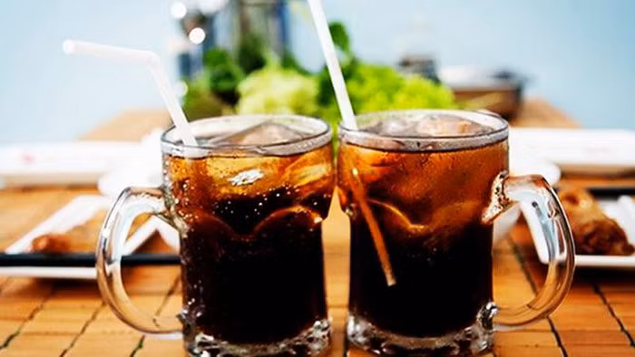 Nước ngọt và soda là loại đồ uống cần ngăm cản bé uống