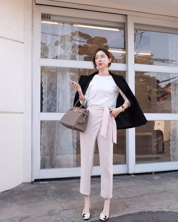 Hay bạn có thể chọn cách làm mới chiếc blazer quen thuộc của mình bằng cách khoác hờ như cô nàng này. 