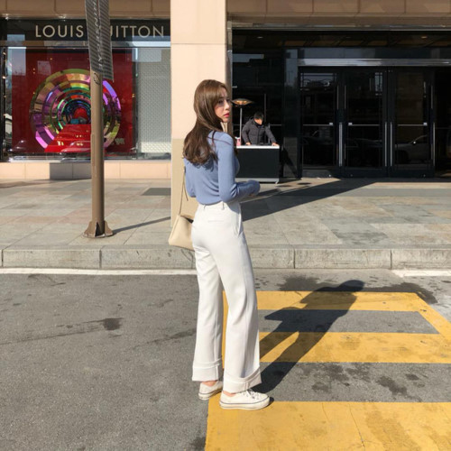 Gợi ý 10 set đồ tuyệt đẹp cho các nàng công sở ảnh 9 Khiêm nhường hơn một chút so với bộ đôi áo thun + quần jeans, công thức áo thun + quần ống suông sẽ làm rất tốt nhiệm vụ hoàn thiện style vừa thanh lịch, vừa trẻ trung cho bạn. Đừng quên sơ vin để vẻ ngoài thêm chỉn chu, cao ráo hơn nhé!