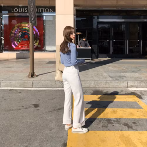 Khiêm nhường hơn một chút so với bộ đôi áo thun + quần jeans, công thức áo thun + quần ống suông sẽ làm rất tốt nhiệm vụ hoàn thiện style vừa thanh lịch, vừa trẻ trung cho bạn. Đừng quên sơ vin để vẻ ngoài thêm chỉn chu, cao ráo hơn nhé!