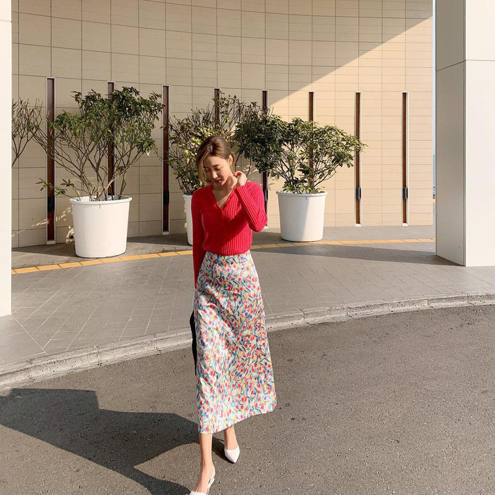 Gợi ý 10 set đồ tuyệt đẹp cho các nàng công sở ảnh 4 Một chút màu sắc sẽ giúp cho ngày mới thật vui vẻ và tràn đầy năng lượng, thay vì chọn làm áo khoác, hãy biến tấu chiếc cardigan thành chiếc áo len cổ V như cách mà cô nàng này làm nhé.