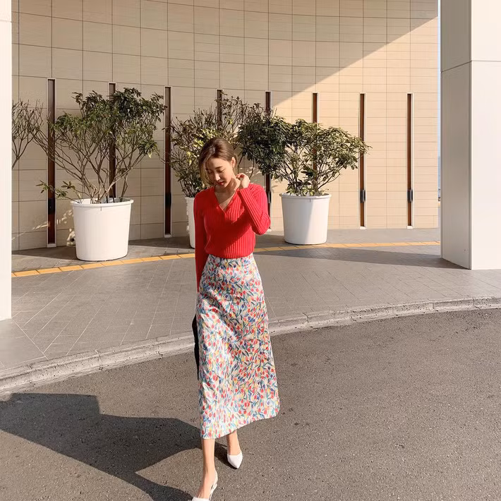 Một chút màu sắc sẽ giúp cho ngày mới thật vui vẻ và tràn đầy năng lượng, thay vì chọn làm áo khoác, hãy biến tấu chiếc cardigan thành chiếc áo len cổ V như cách mà cô nàng này làm nhé. 