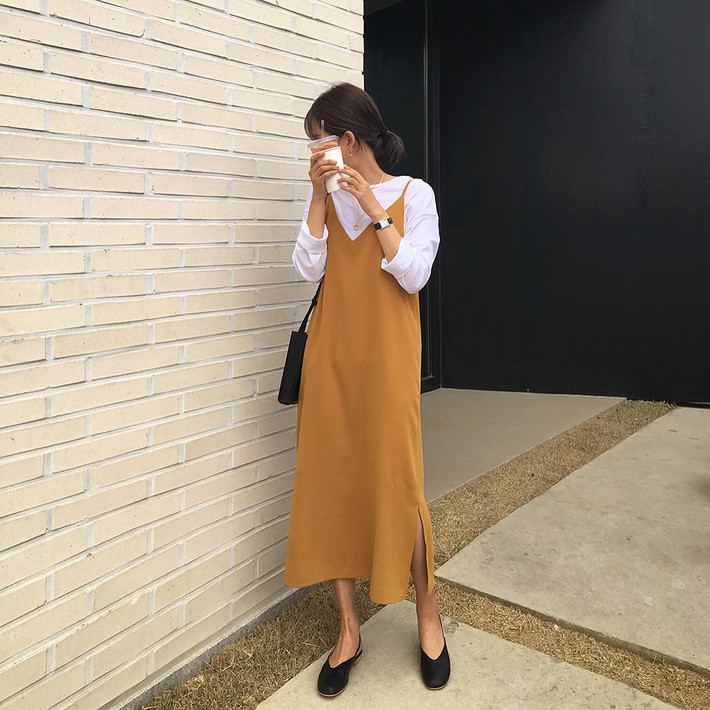 Gợi ý 10 set đồ tuyệt đẹp cho các nàng công sở ảnh 5 Với cách mix cùng áo thun dài tay, bạn hoàn toàn có thể diện những chiếc áo hai dây trong thời tiết chưa quá nóng này. Hãy chọn cách kết hợp thật nhẹ nhàng với những đôi giày bệt búp bê nhé.