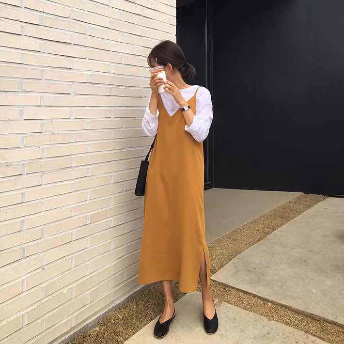 Với cách mix cùng áo thun dài tay, bạn hoàn toàn có thể diện những chiếc áo hai dây trong thời tiết chưa quá nóng này. Hãy chọn cách kết hợp thật nhẹ nhàng với những đôi giày bệt búp bê nhé. 