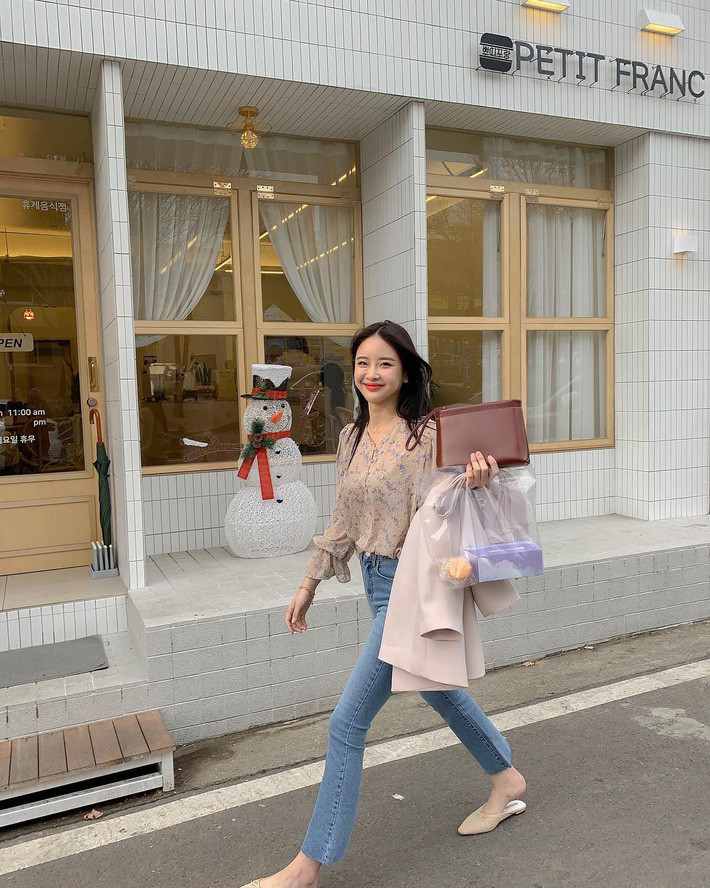 Gợi ý 10 set đồ tuyệt đẹp cho các nàng công sở ảnh 1 Đến mùa cùa những chiếc sơmi, ngoài những loại trơn màu với kiểu dáng basic, các nàng cũng đừng quên sắm cho mình một chiếc sơmi bánh bèo họa tiết hoa nhé.