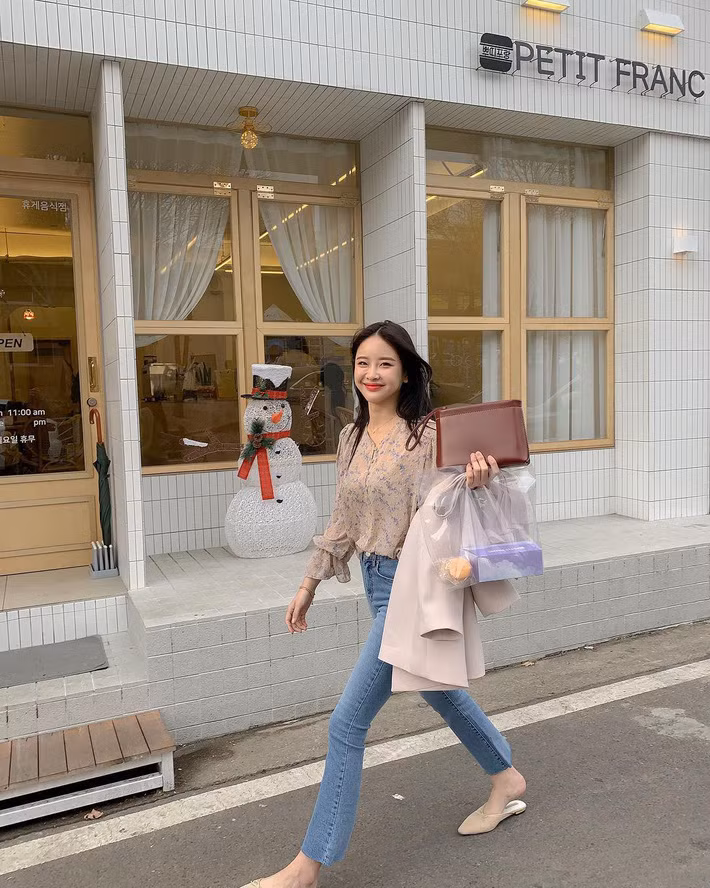 Đến mùa cùa những chiếc sơmi, ngoài những loại trơn màu với kiểu dáng basic, các nàng cũng đừng quên sắm cho mình một chiếc sơmi bánh bèo họa tiết hoa nhé. 