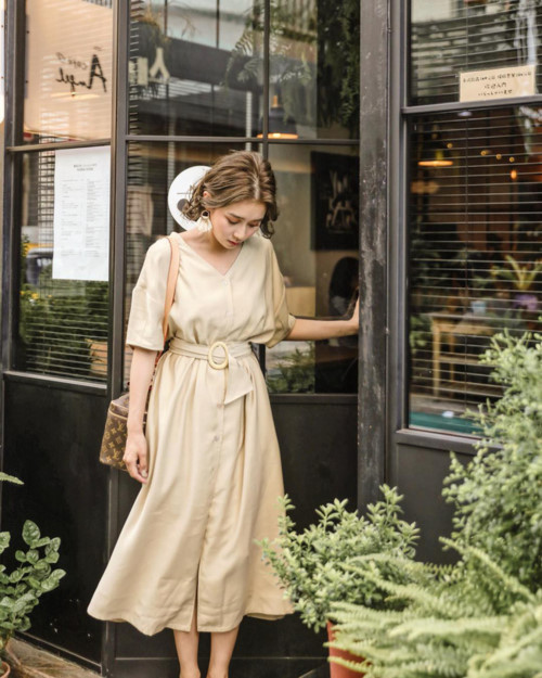 Gợi ý 10 set đồ tuyệt đẹp cho các nàng công sở ảnh 7 Vô địch về khoản nhanh gọn, chắc chắn là những chiếc váy liền xinh xẻo và việc còn lại của bạn chỉ là chọn được cho mình đôi giày phù hợp; đó có thể là một đôi mule nữ tính, thanh lịch, đôi sneakers khỏe khoắn hay giày cao gót thật chuyên nghiệp, lựa chọn nào rồi cũng dẫn đến kết quả mĩ mãn cho vẻ ngoài của bạn.