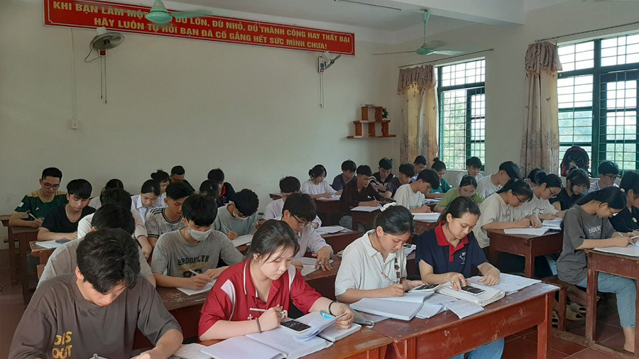 Học sinh lớp 12 A37, Trường THPT Triệu Sơn 3 (Triệu Sơn, Thanh Hóa) trong giờ ôn tập môn Toán. (Ảnh: LT).