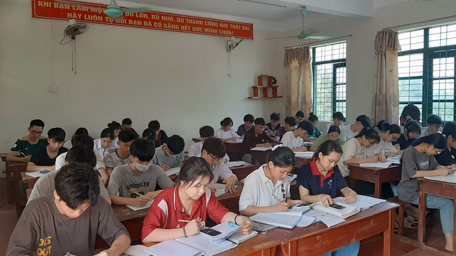 Học sinh lớp 12 A37, Trường THPT Triệu Sơn 3 (Triệu Sơn, Thanh Hóa) trong giờ ôn tập môn Toán. (Ảnh: LT).