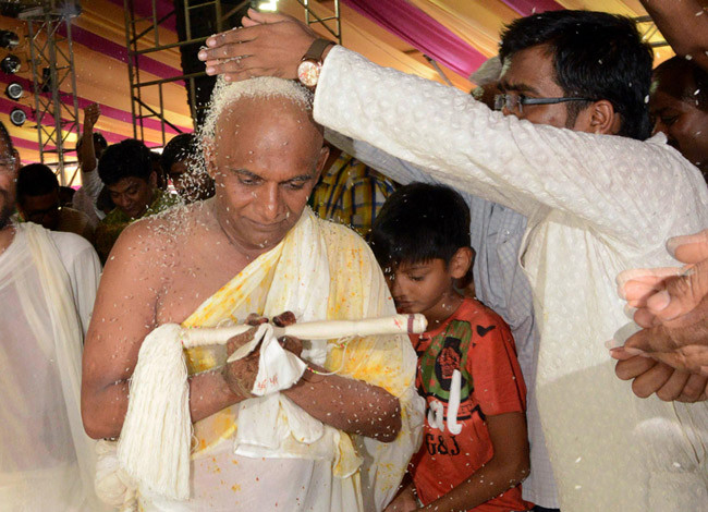 Tỷ phú Bhanwarlal Raghunath Doshi xuống tóc đi tu ở tuổi 58. Tỷ Phú Bhanwarlal Raghunath Doshi xuống tóc đi tu ở tuổi 58. Ảnh: India today.