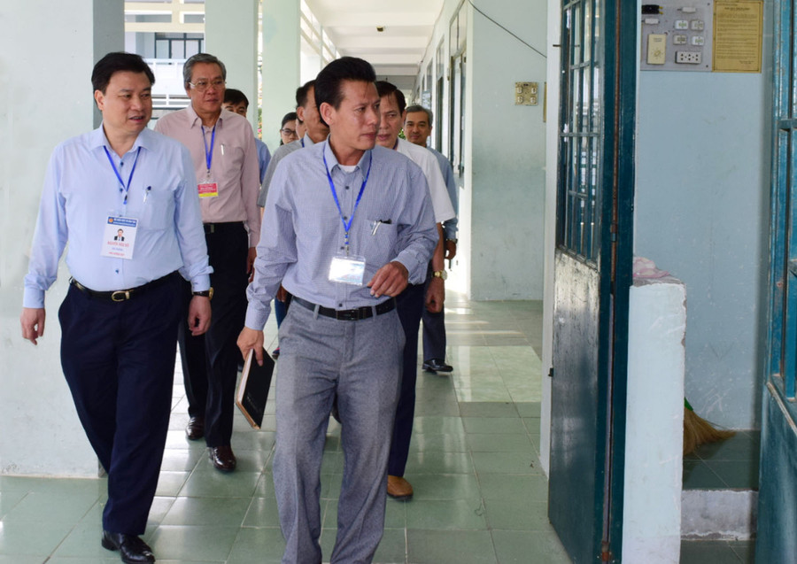 Thứ trưởng kiểm tra công tác tổ chức thi tại điểm thi Trường THPT Lê Quý Đôn 