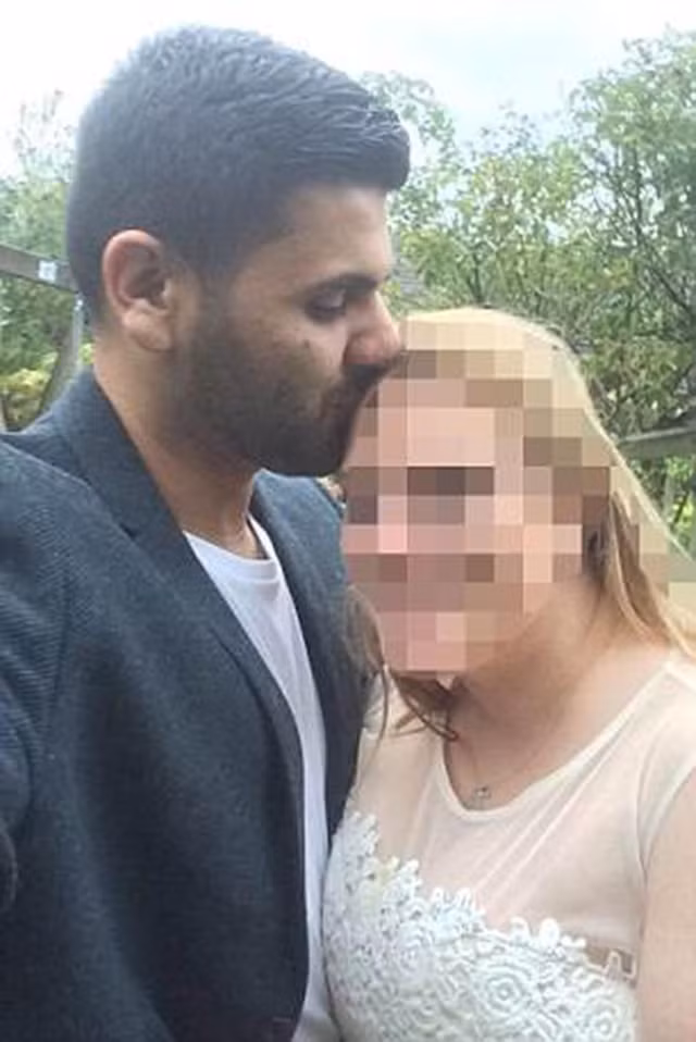 Haider chụp ảnh với một trong những nạn nhân