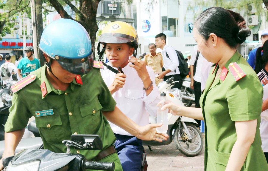 "Anh xe ôm màu xanh lá" chở thí sinh đi về