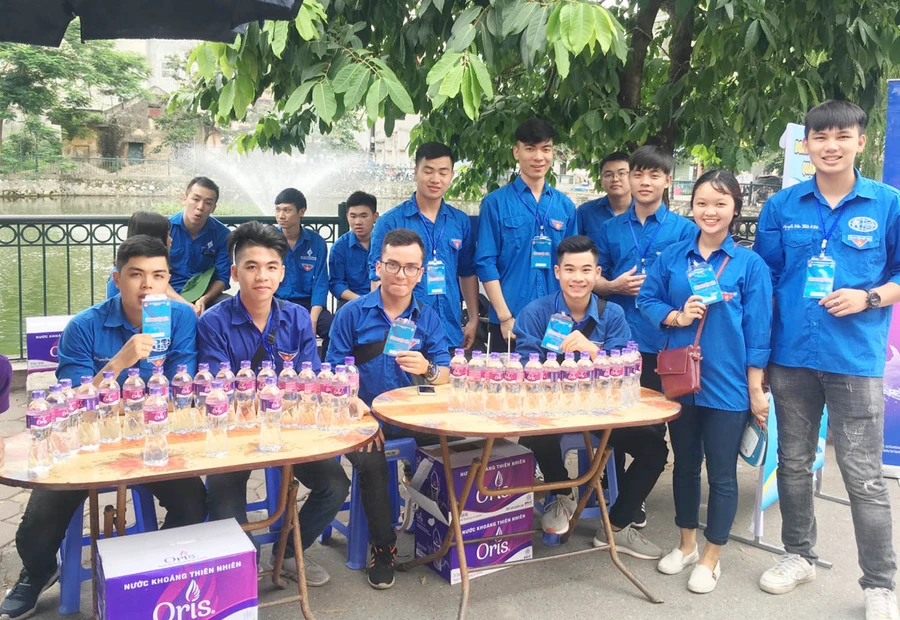 Các tình nguyện viên là sinh viên Trường ĐH Kinh doanh- Công nghệ