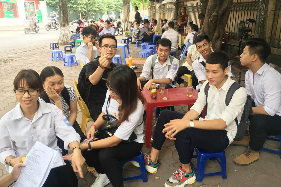 Nhóm học sinh Trường THPT Hoàng Văn Thụ đến trường thi từ sớm, chuẩn bị cho buổi thi môn Tiếng Anh Nhóm học sinh Trường THPT Hoàng Văn Thụ đến trường thi từ sớm, chuẩn bị cho buổi thi môn Tiếng Anh