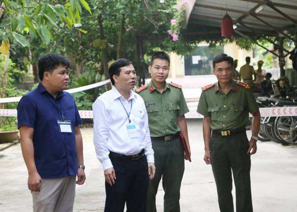 Ông Nguyễn Minh Tường – Giám Đốc Sở GD&ĐT Phú Thọ - Phó trưởng Ban thường trực BCĐ Kỳ thi THPT quốc gia năm 2018 tỉnh Phú Thọ kiểm tra công tác an ninh tại các điểm thi Ông Nguyễn Minh Tường – Giám Đốc Sở GD&ĐT Phú Thọ - Phó trưởng Ban thường trực BCĐ Kỳ thi THPT quốc gia năm 2018 tỉnh Phú Thọ kiểm tra công tác an ninh tại các điểm thi