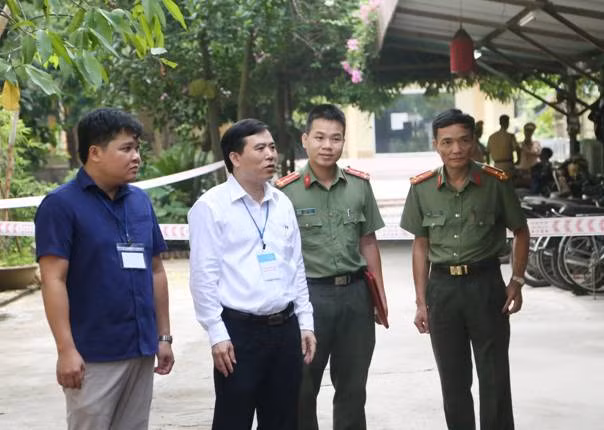 Ông Nguyễn Minh Tường – Giám Đốc Sở GD&ĐT Phú Thọ - Phó trưởng Ban thường trực BCĐ Kỳ thi THPT quốc gia năm 2018 tỉnh Phú Thọ kiểm tra công tác an ninh tại các điểm thi