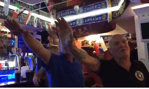 Các cổ động viên Anh chào kiểu phát xít trong video lan truyền trên mạng hôm 19/6. Các cổ động viên Anh chào kiểu phát xít trong video lan truyền trên mạng hôm 19/6. Ảnh: Telegraph.