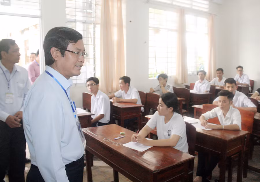 Thứ trưởng Nguyễn Văn Phúc động viên thí sinh tại điểm thi THPT Cà Mau trước giờ làm bài chiều 26/6.