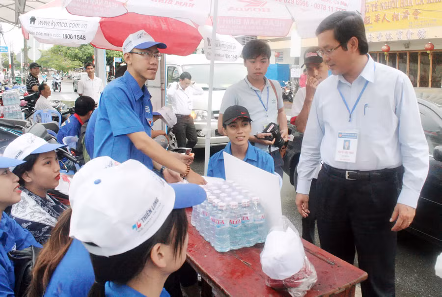 Thứ trưởng Nguyễn Văn Phúc thăm hỏi các tình nguyện viên hỗ trợ thí sinh tại Trường THPT Cà Mau