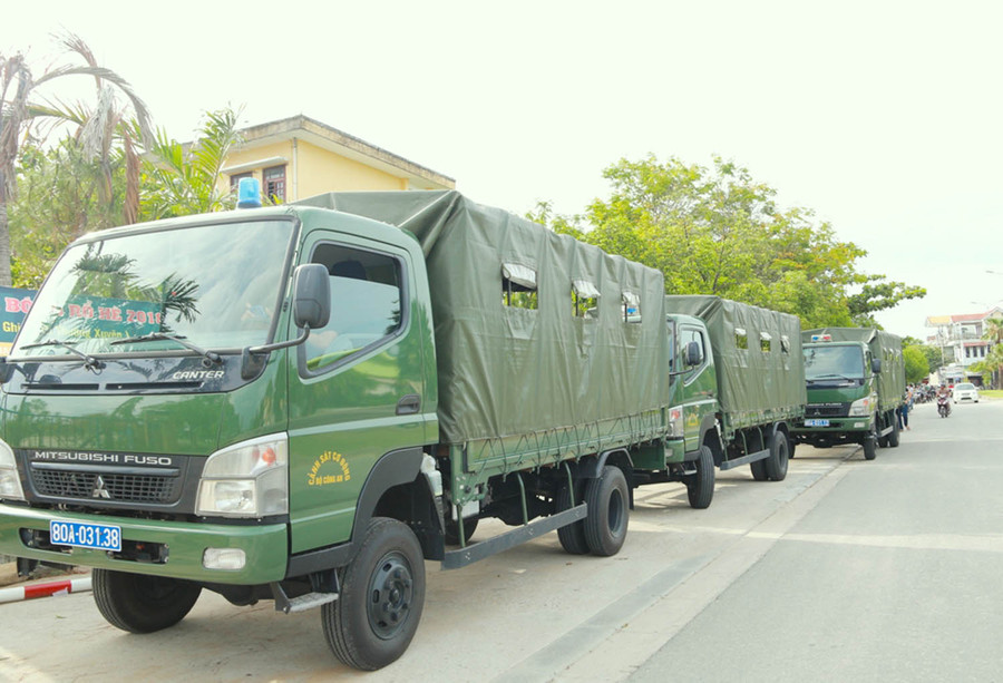 3 xe tải chuyên dụng chở 75 thí sinh này đến điểm thi tập trung dành riêng cho thí sinh tự do