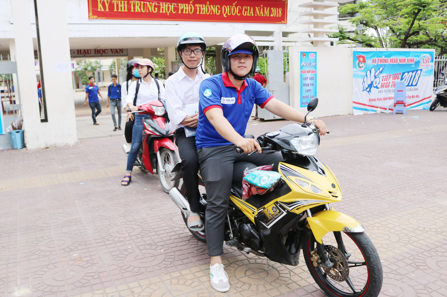 .Thanh niên tình nguyện khá hào hứng với nhiệm vụ làm xe ôm