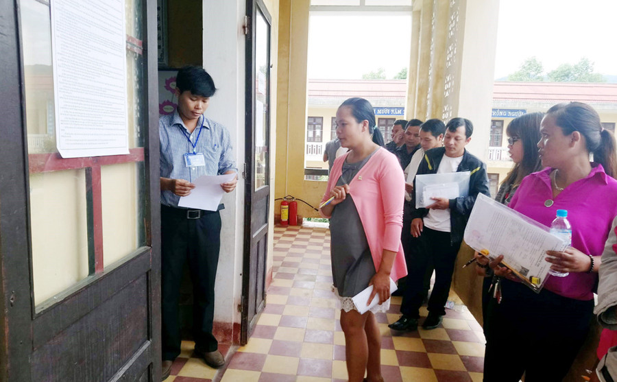 Nhiều thí sinh lớn tuổi người Pa Cô, Tà Ôi ở hai huyện miền núi A Lưới, Nam Đông tham dự Kỳ thi THPT quốc gia 2018