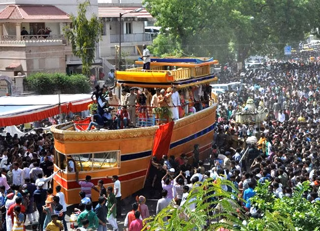 Lễ xuống tóc của ông Doshi với đoàn người tham dự kéo dài 7 km tại Amedabad. Ảnh: One India.