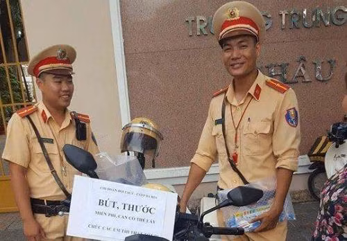 Cảnh sát giao thông tặng bút, thước cho sĩ tử 