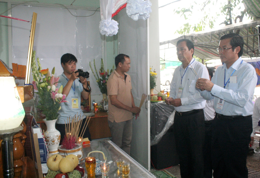 Thứ trưởng Nguyễn Văn Phúc đến viếng lễ tang thầy Phạm Quốc Tuấn.