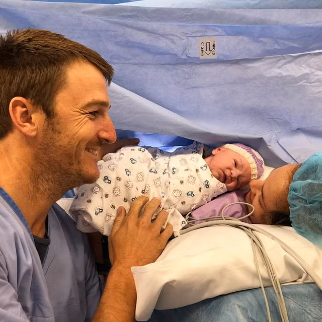 Mẹ vắng nhà, ông bố đã nghĩ ra cách ru con ngủ kì lạ chưa từng có - Hình 5